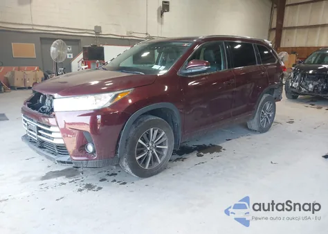 2018 Toyota Highlander Xle z USA, uszkodzony, nr VIN 5TDJZRFH1JS848270